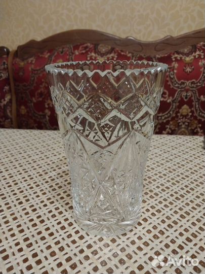 Хрустальные стаканы и конфетница