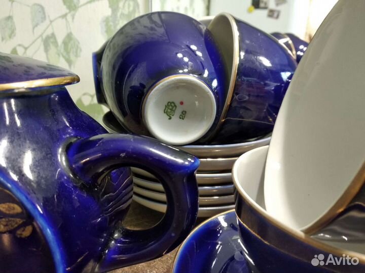 Чайник, чашки с блюдцами