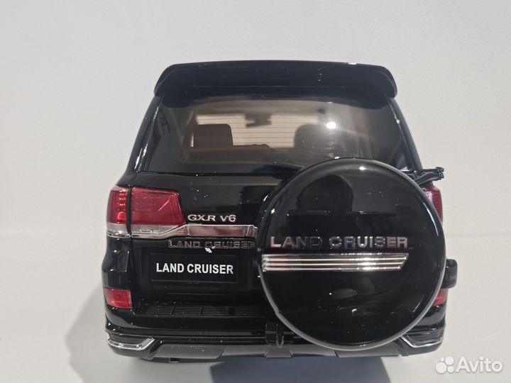 1:18 модель Toyota Land Cruiser 200