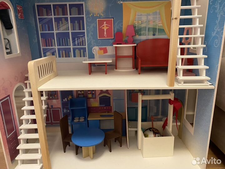 Кукольный домик с мебелью