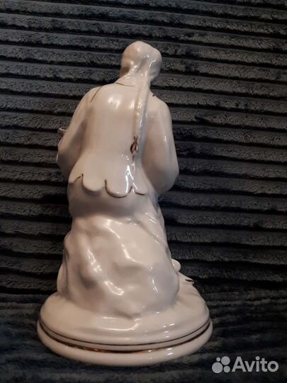 Статуэтка Девушка с венком