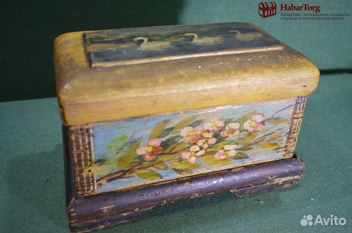 Шкатулка старинная с рисунком. Лебеди, цветы, вишн