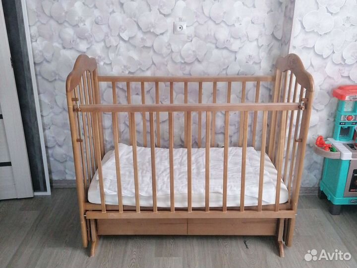Детская кроватка с маятником и ящиком