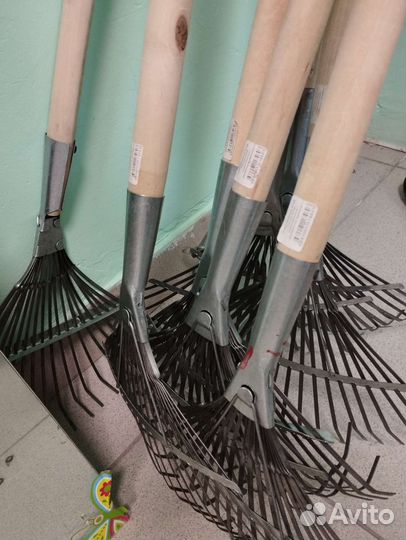 Грабли веерные оцинкованные 20 зубцовые с черенком