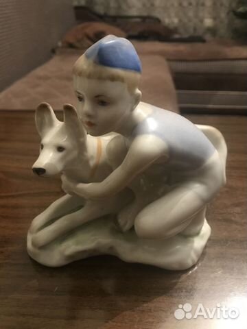 Фарфоровая статуэтка Юнный пограничник