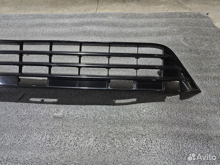 Volkswagen Touareg 2 Решётка в бампер Оригинал