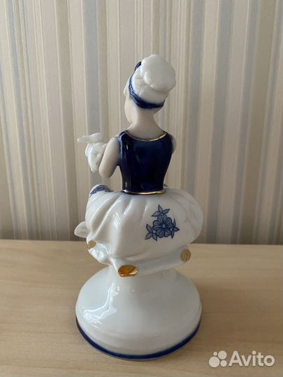 Фигурка девушки с зайчиком