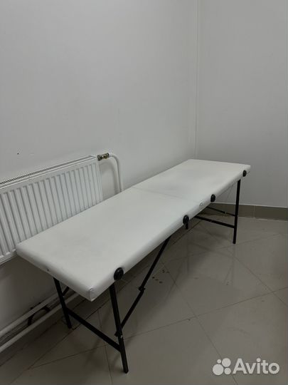 Кушетка, стол для материалов, лампа