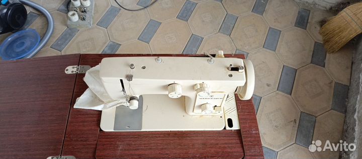 Швейная машинка чайка 142м
