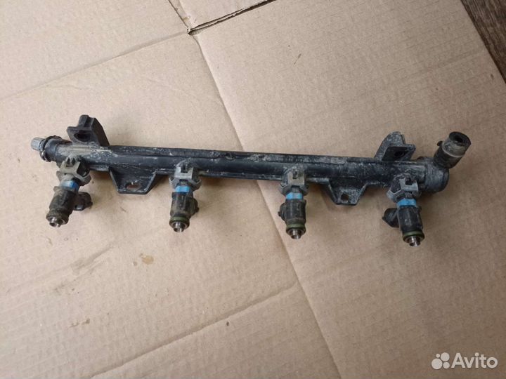 Топливная рампа в с форсунками Skoda Rapid 1.6