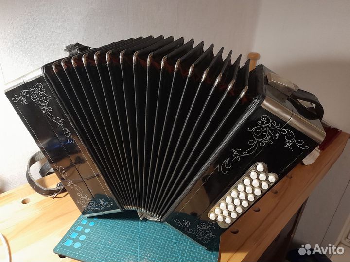 Гармонь 4 голосная цельнопланочная си-бемоль мажор