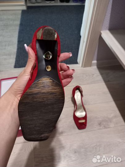 Босоножки разные