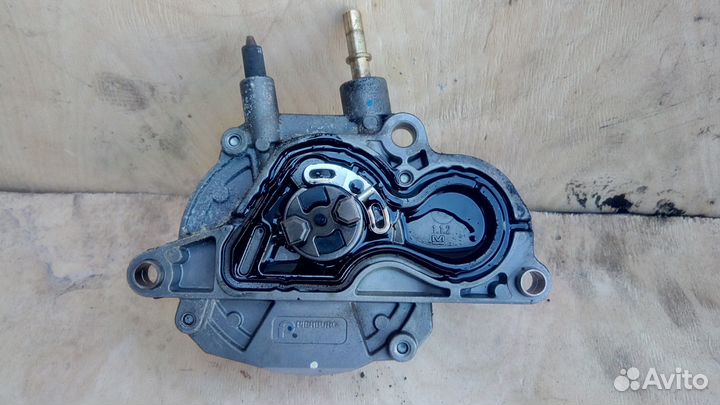 Насос вакуумный Z17DTR на Опель Астра Н Зафира Б