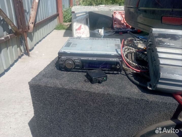 Комплект проводов, сабвуфер и усилитель