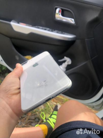 Телефон iPhone 8 plus 256гб белый без царапин
