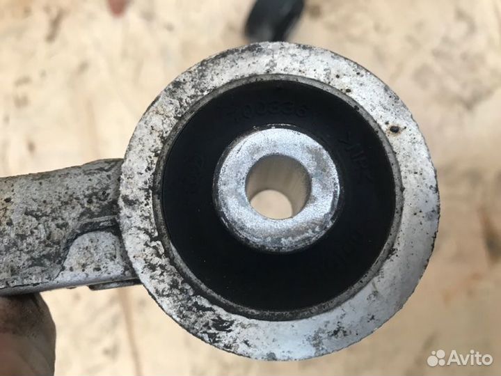 Рычаг подвески верхний передний левый Cadillac Srx