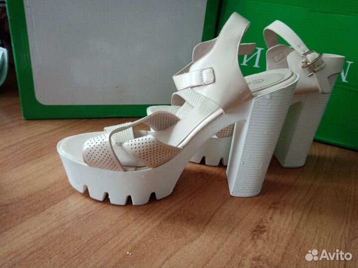 Босоножки женские 39 размер новые
