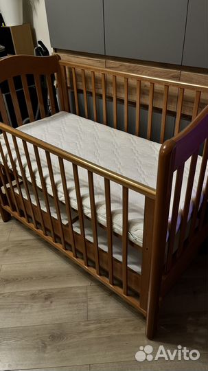 Детская кроватка с маятником и ящиком