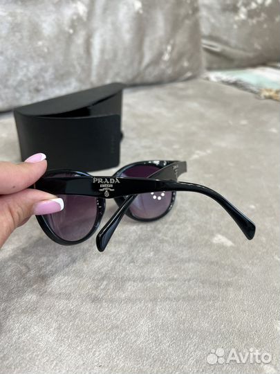 Солнцезащитные очки Prada