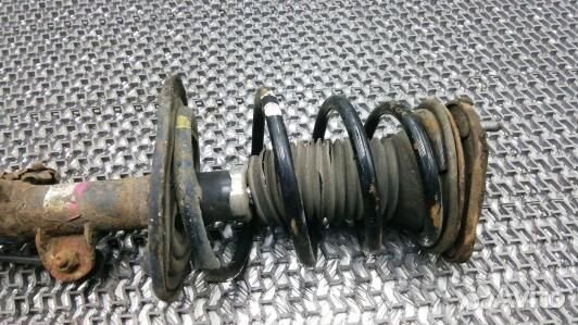 Стойка передняя правая toyota avensis T27 (UBN03N5