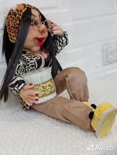 Кукла интерактивная. Держатель ватных палочек