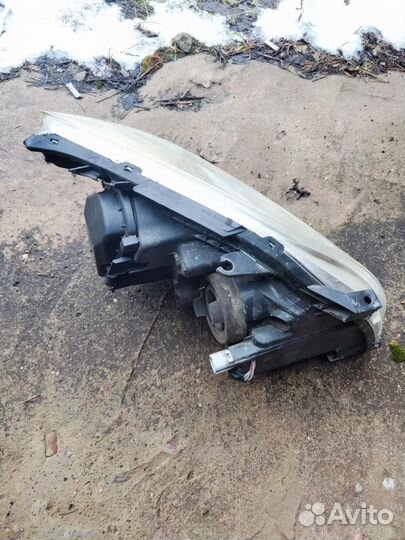 Фары на toyota avensis