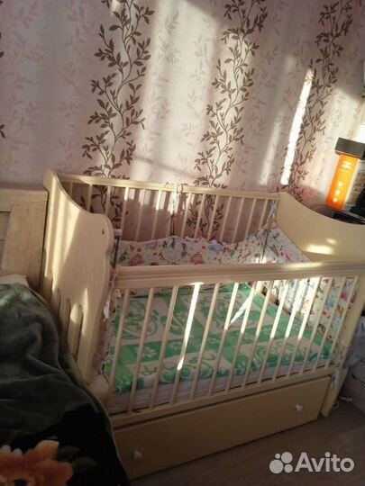 Детская кроватка с маятником