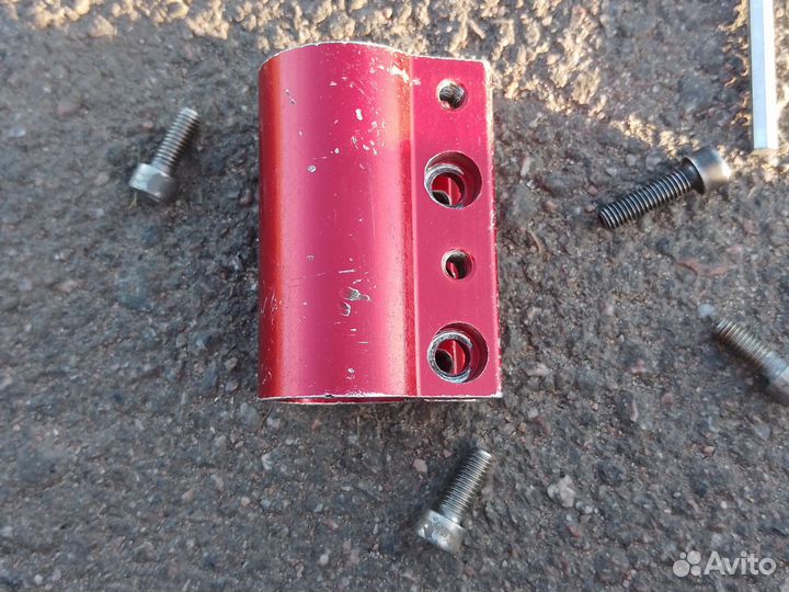 Четырёх болтовый зажим для трюкового самоката