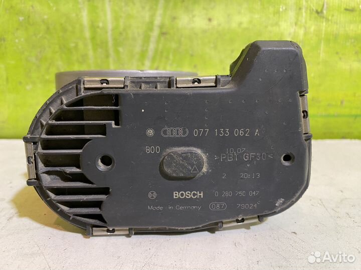 Заслонка дроссельная Volkswagen Audi 077133062А