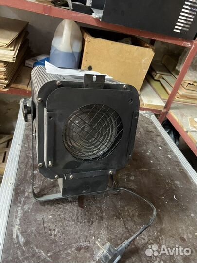 Осветительный прибор галогенный осветитель