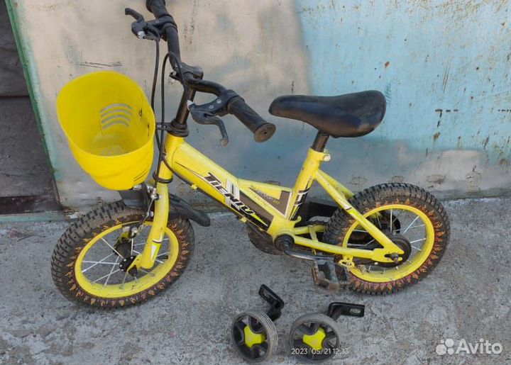 Детский велосипед с боковыми колесами