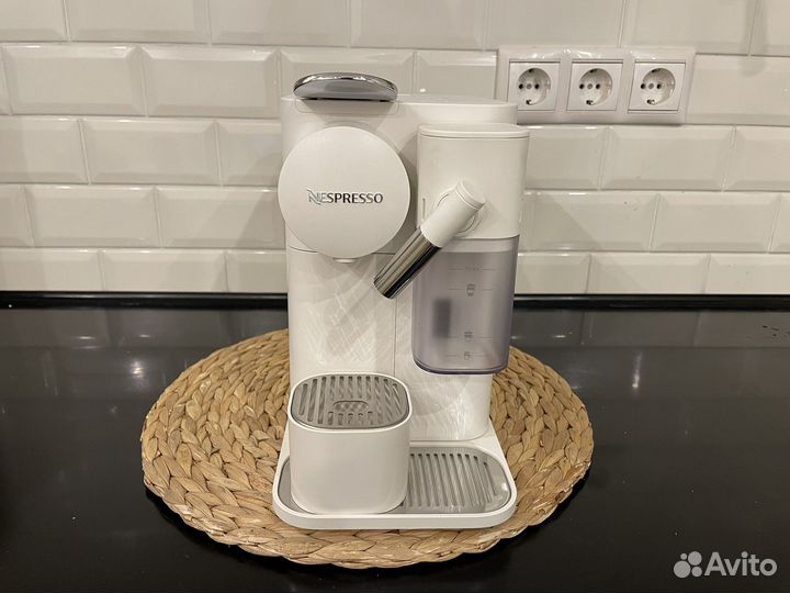 Кофемашина Nespresso Delonghi Lattissima One