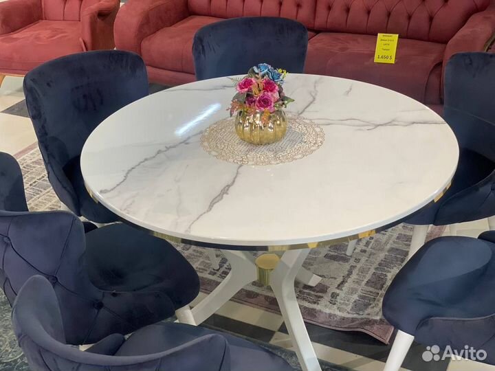 Круглый стол и стулья