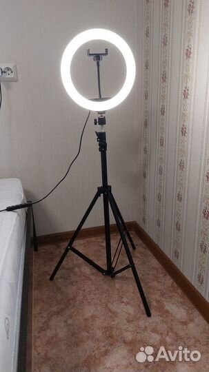 Кольцевая лампа 26см со штативом