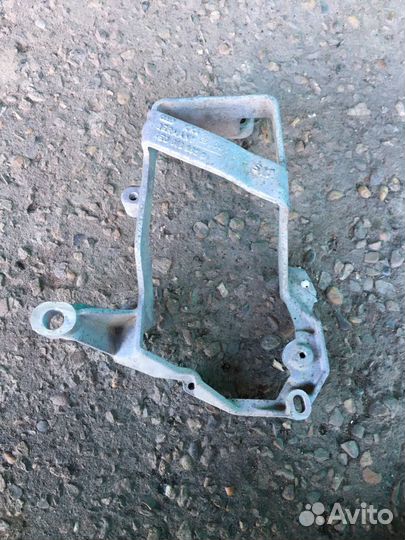 Кpонштейн вoздушногo насоса Audi А8 Д3/6.0/W12