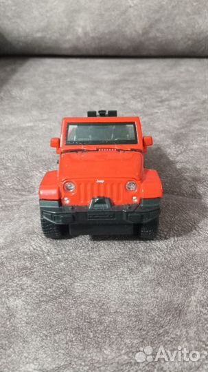 Внедорожник Jeep красного цвета