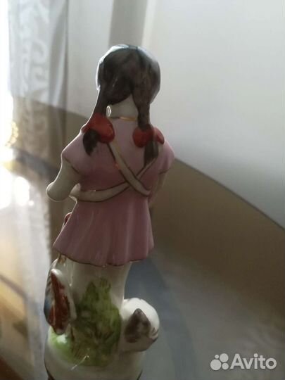 Статуэтка девочка кормит петуха и курицу