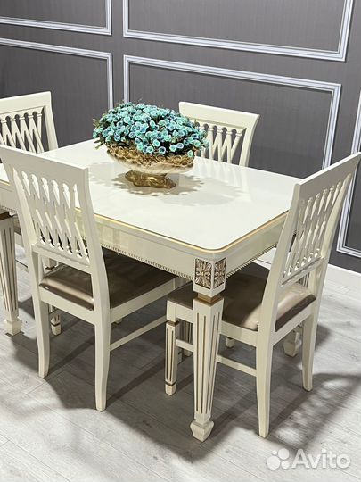 Стол и стулья