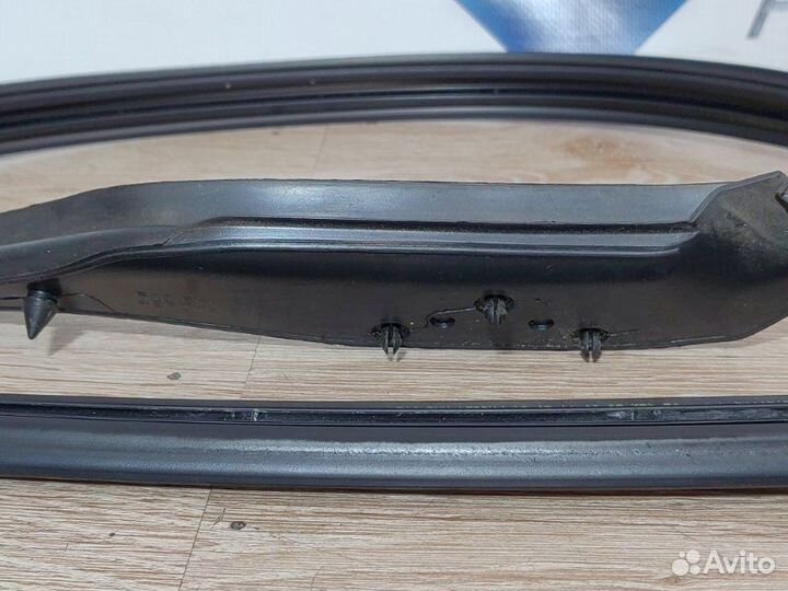 Уплотнительная резинка боковой двери задняя правая