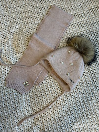 Зимняя теплая шапка с завязками и шарф