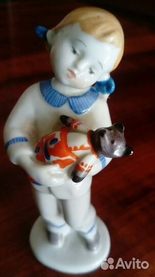 Девочка с мишкой 