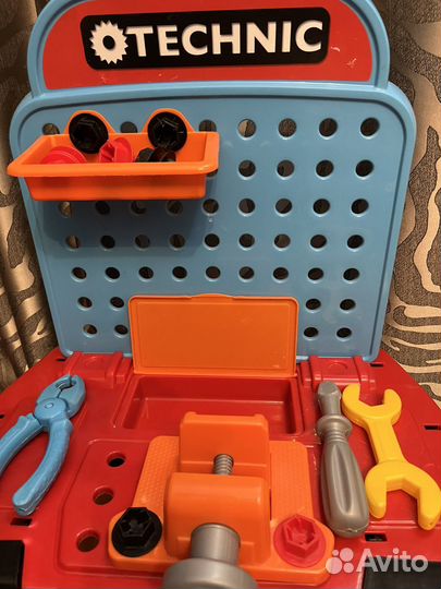 Набор инстументов на верстаке детский