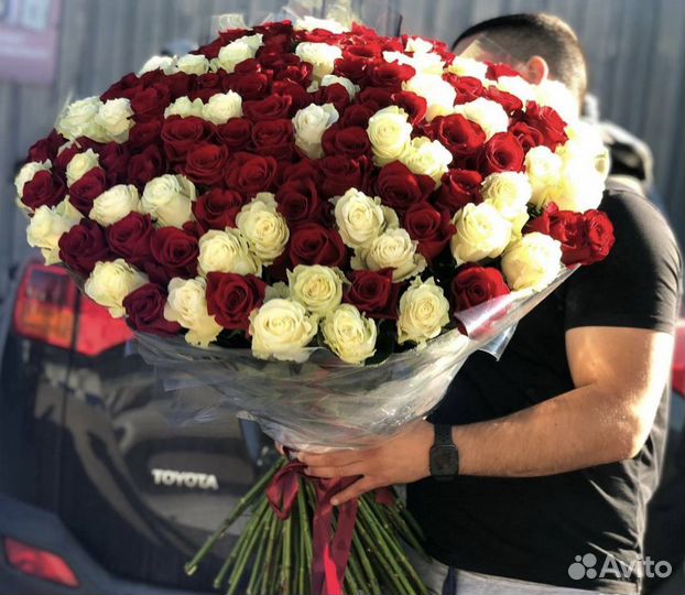 Букет роз 101 штука чередование красные и белые