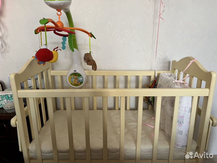 Детская кроватка с маятником