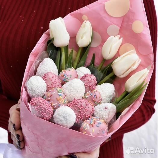 Букеты из клубники и тюльпанов