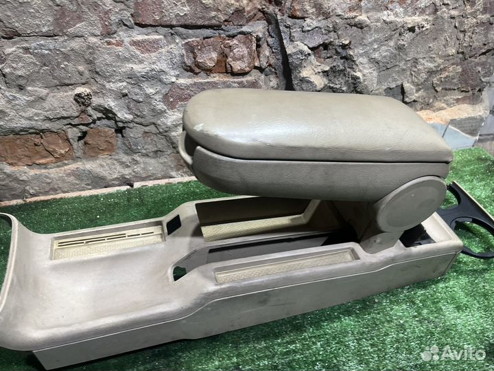 Подлокотник Passat B5 в сборе белый