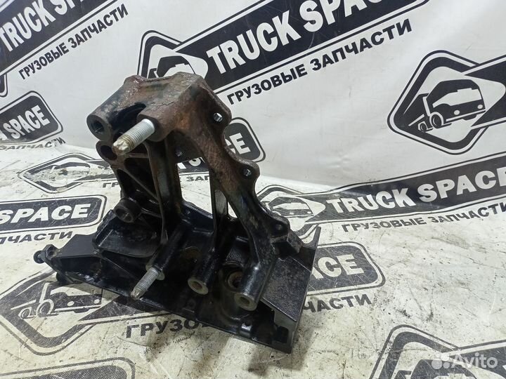 21116689 Кронштейн буксировочный левый Renault T