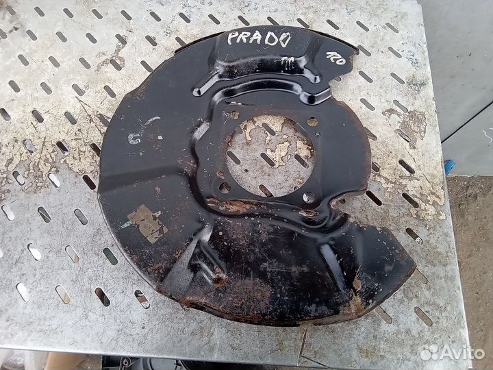 Щиток тормозного диска правый передний Toyota LC P