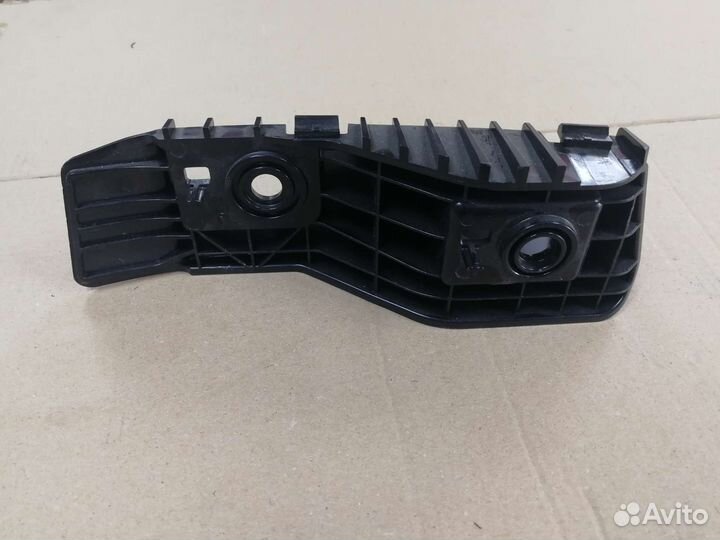 Кронштейн крепления фонаря правый на Tesla Model 3