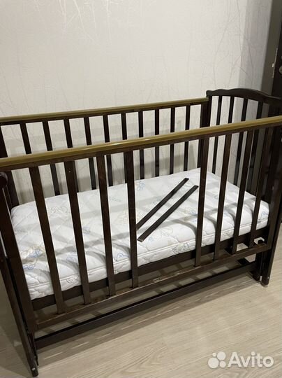 Детская кроватка с маятником